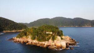 Praia do Guaiúba: refúgio encantador no litoral do Guarujá